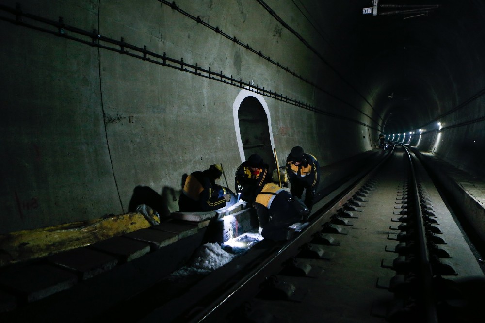 信阳铁路运营隧道病害现状